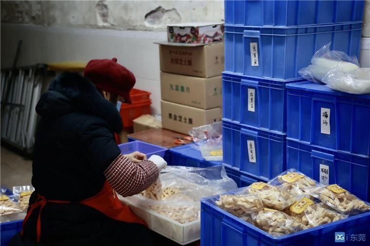 全家上阵赶制年货！东莞莞城老店迎来一年最忙碌时光