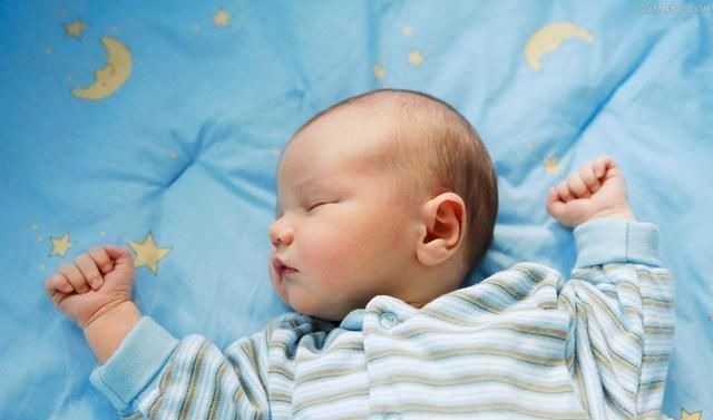 睡觉姿势|宝宝在这2个“黄金时间”睡觉，大脑不仅发育好，而且更容易长高