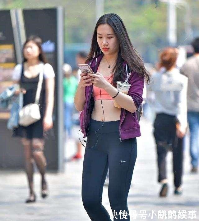 浅灰色调 精致有型的打底裤穿搭散发时尚气息,彰显女人的气质,优雅出街!