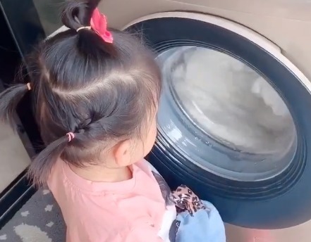 被子|宝宝发现被子被洗了,气得直跺脚,无奈之下的决定把奶奶萌到了!