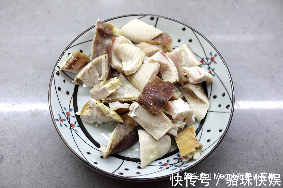 夏天|夏天多喝这汤，味浓肉烂不费事，3种材料扔进锅，乳白鲜汤喝2碗