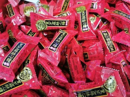 超市里|5种糖卖了近30年，没换过包装，搁超市不起眼的地方，从来不愁卖