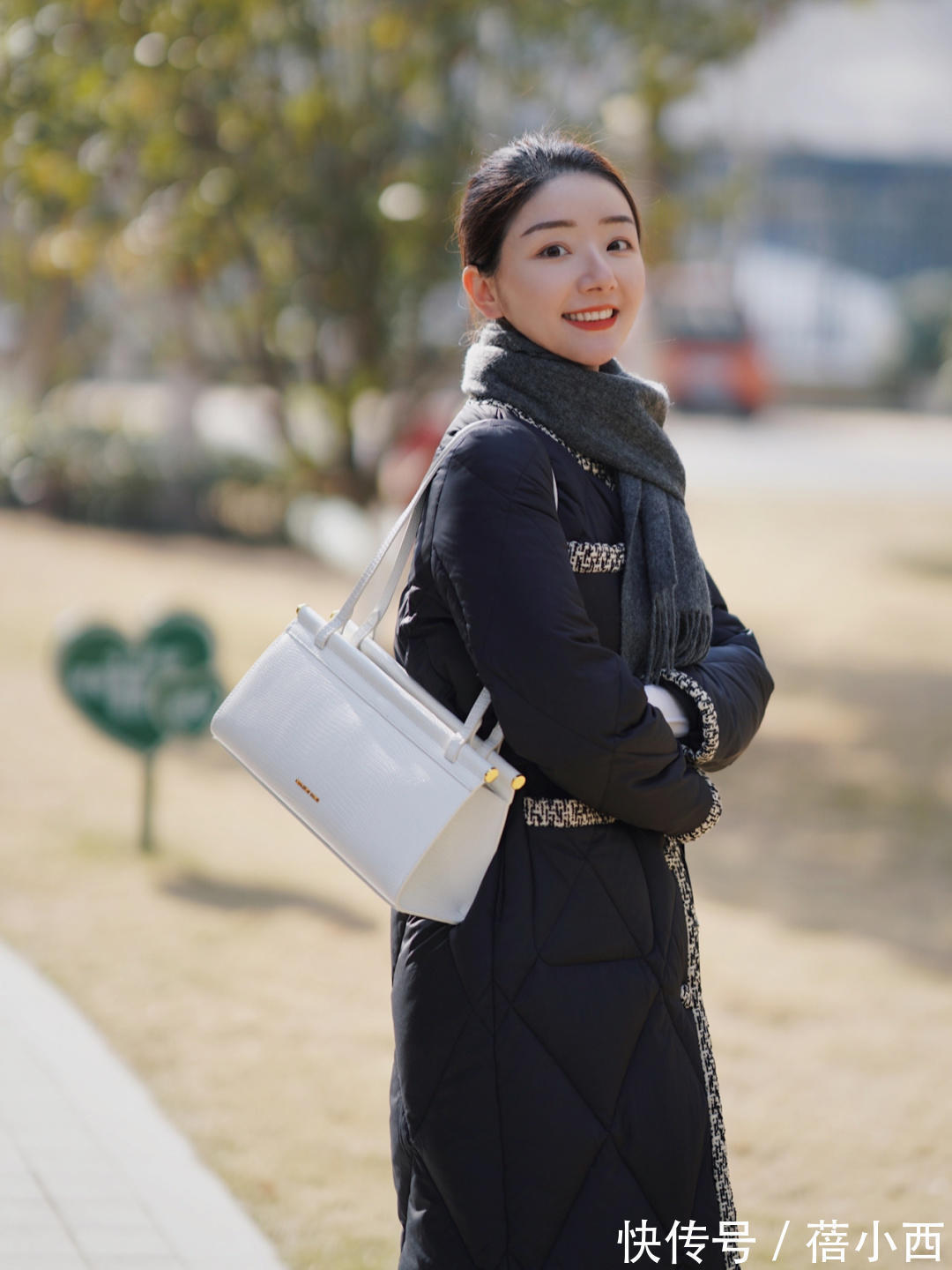博主 精致的女人最爱穿“小香风羽绒服”,选这4款来搭配,高级又时髦