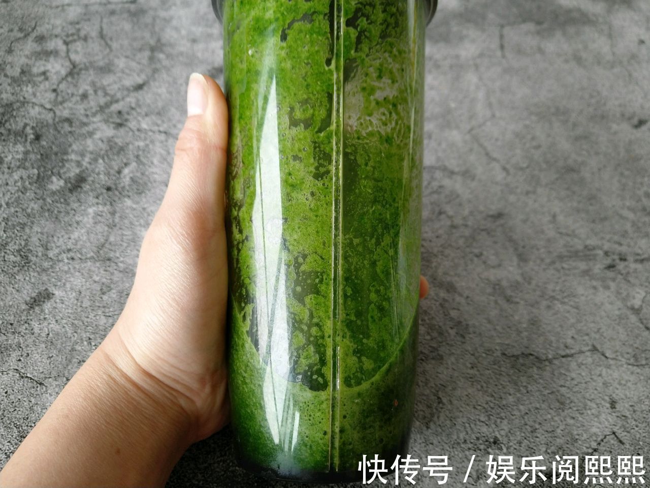 菠菜汁|菠菜和鸡蛋摊成饼,5分钟就做好,营养美味,孩子很喜欢吃