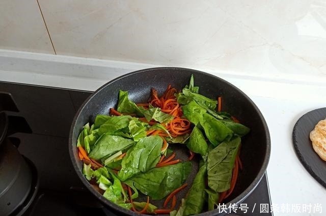 分量|晒晒夫妻俩的轻食早餐,分量少还一人一半,网友老两口也浪漫