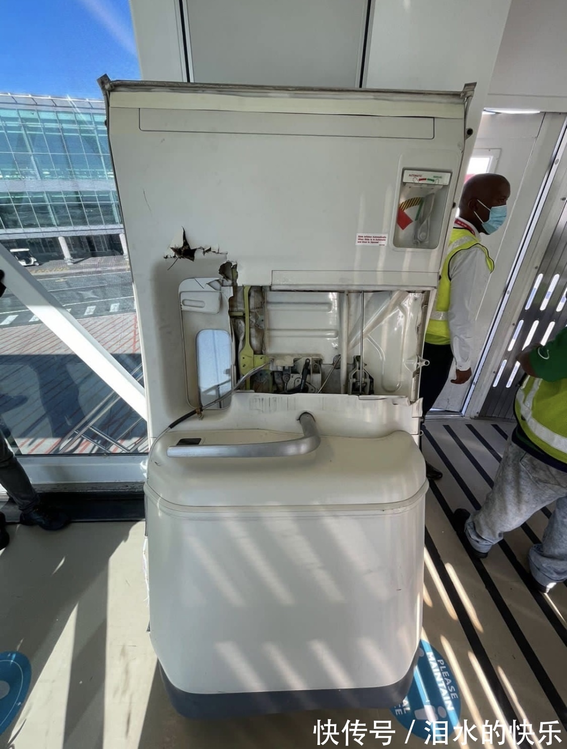 |搞笑!英国航空一架飞机在廊桥中舱门被扯掉!