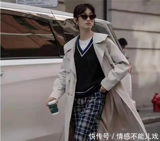 马伊琍把带帽风衣穿火了,内搭素色打底简约大气,40岁女人太适用