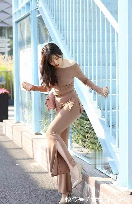 一字肩 一字肩T恤搭修身微喇裤,焕发出精致的美感