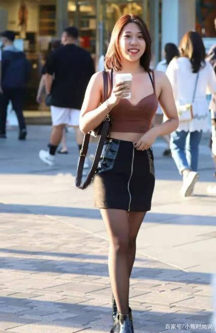 俏皮|吊带配皮黑丝短裙,俏皮可爱,层次分明