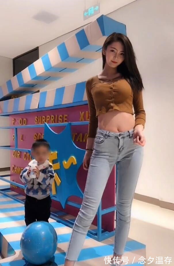 个性|美女与牛仔裤的搭配，眼神个性又不羁