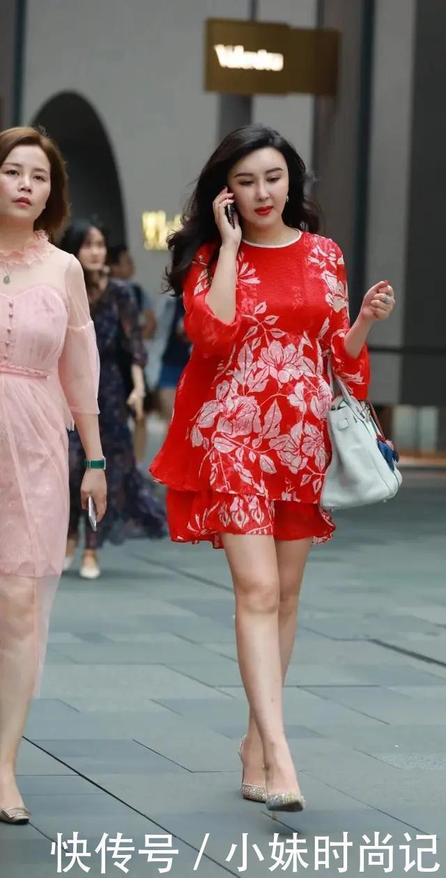 街拍微胖辣妈搭配大红色短裙走在街上,你能猜出真实年龄吗