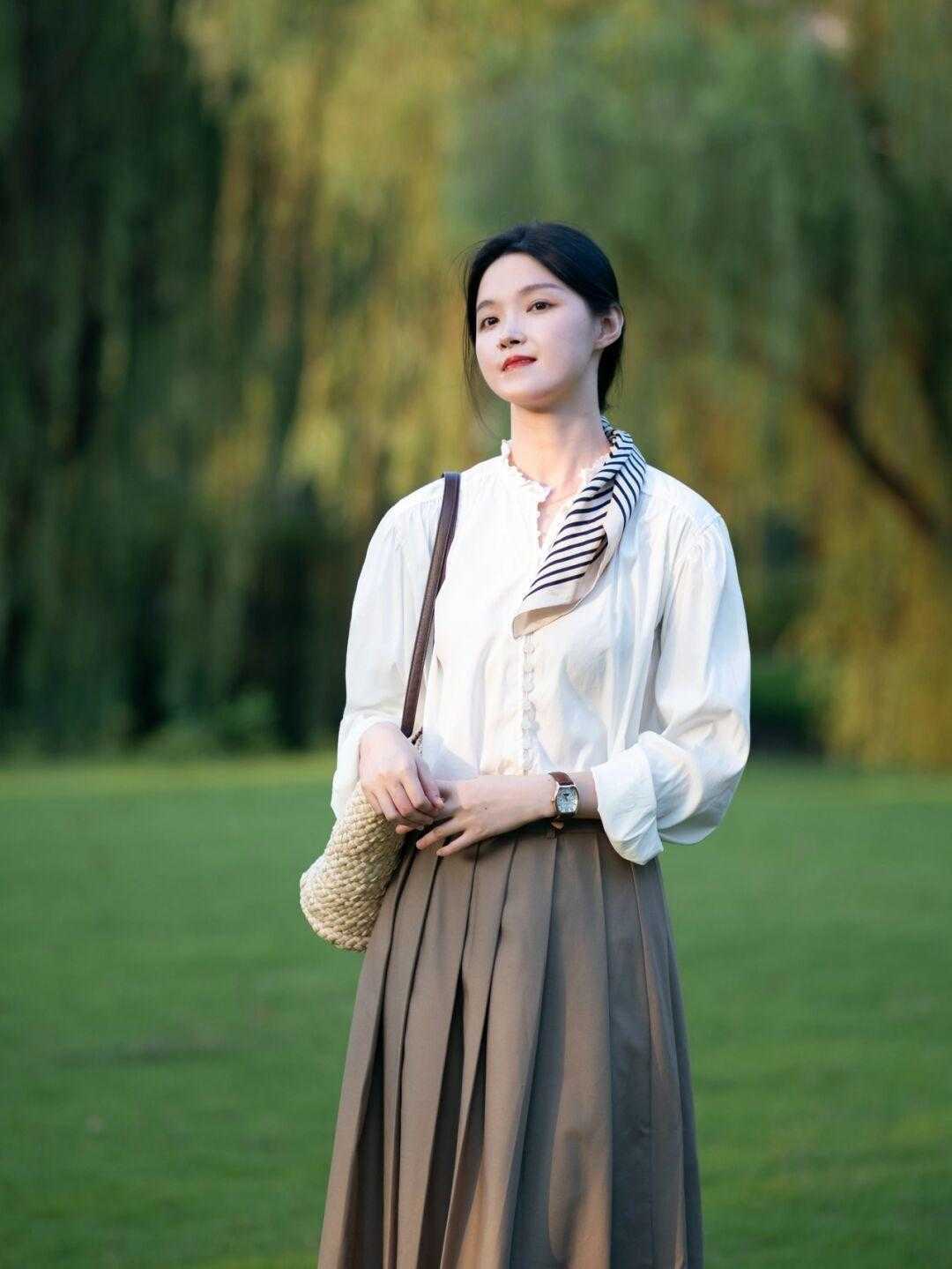 穿搭|换季怎么搭?试试“白衬衫+半身裙”,青春洋气又显高,太漂亮了