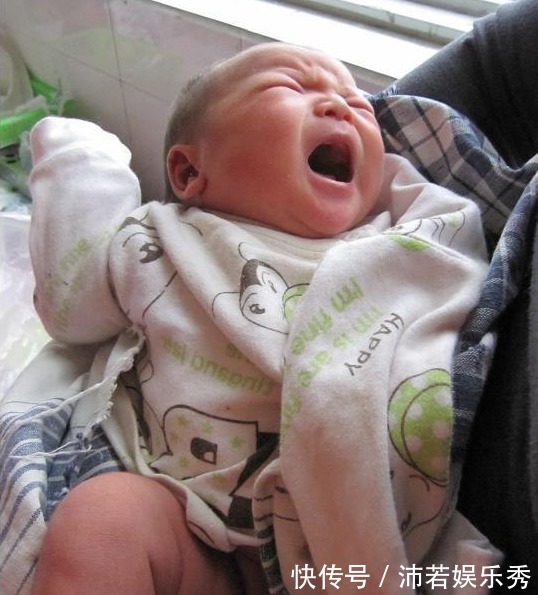 医患|婴儿面带微笑出生的,95后妈妈高兴,医生却反手打了孩子一巴掌