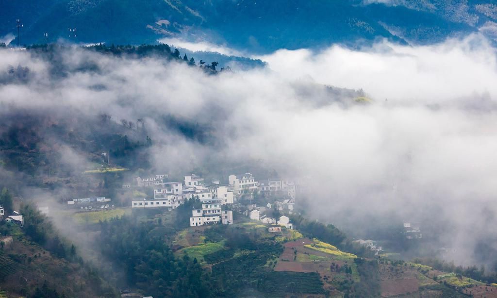 歙县的一个小山村，花一两万就能买一栋土楼，还可以欣赏云海