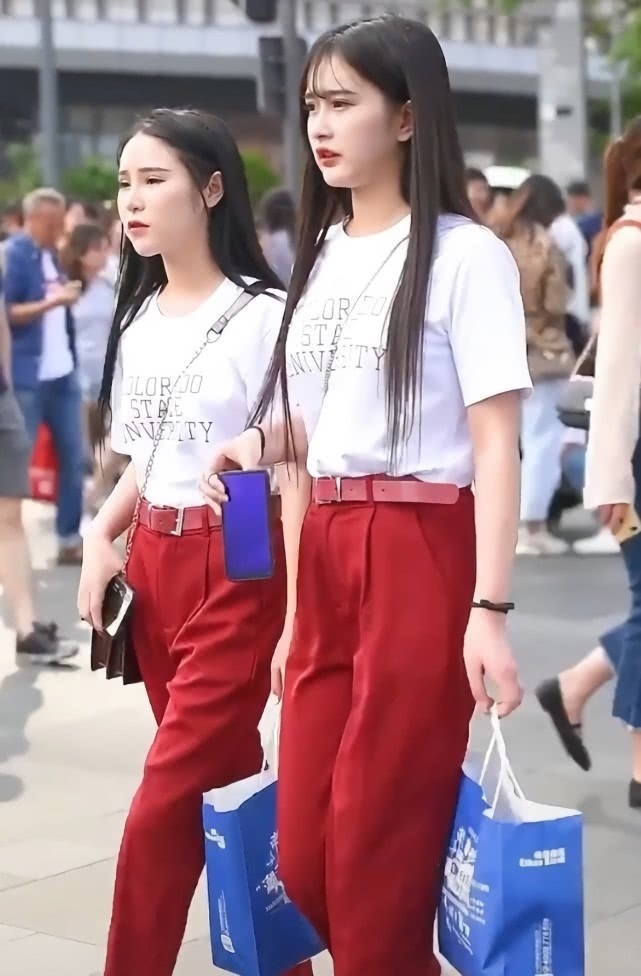 闺蜜同穿“辣椒裤”,一个初中生一个“社会人”,鞋子很重要!
