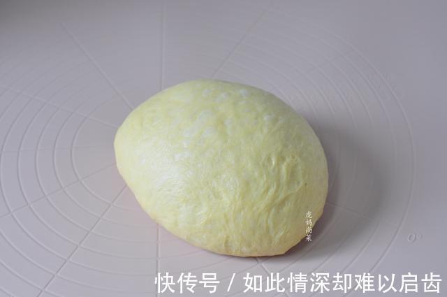 老式面包,放三天还香浓柔软,手撕着吃,配方很贵,适合家庭做