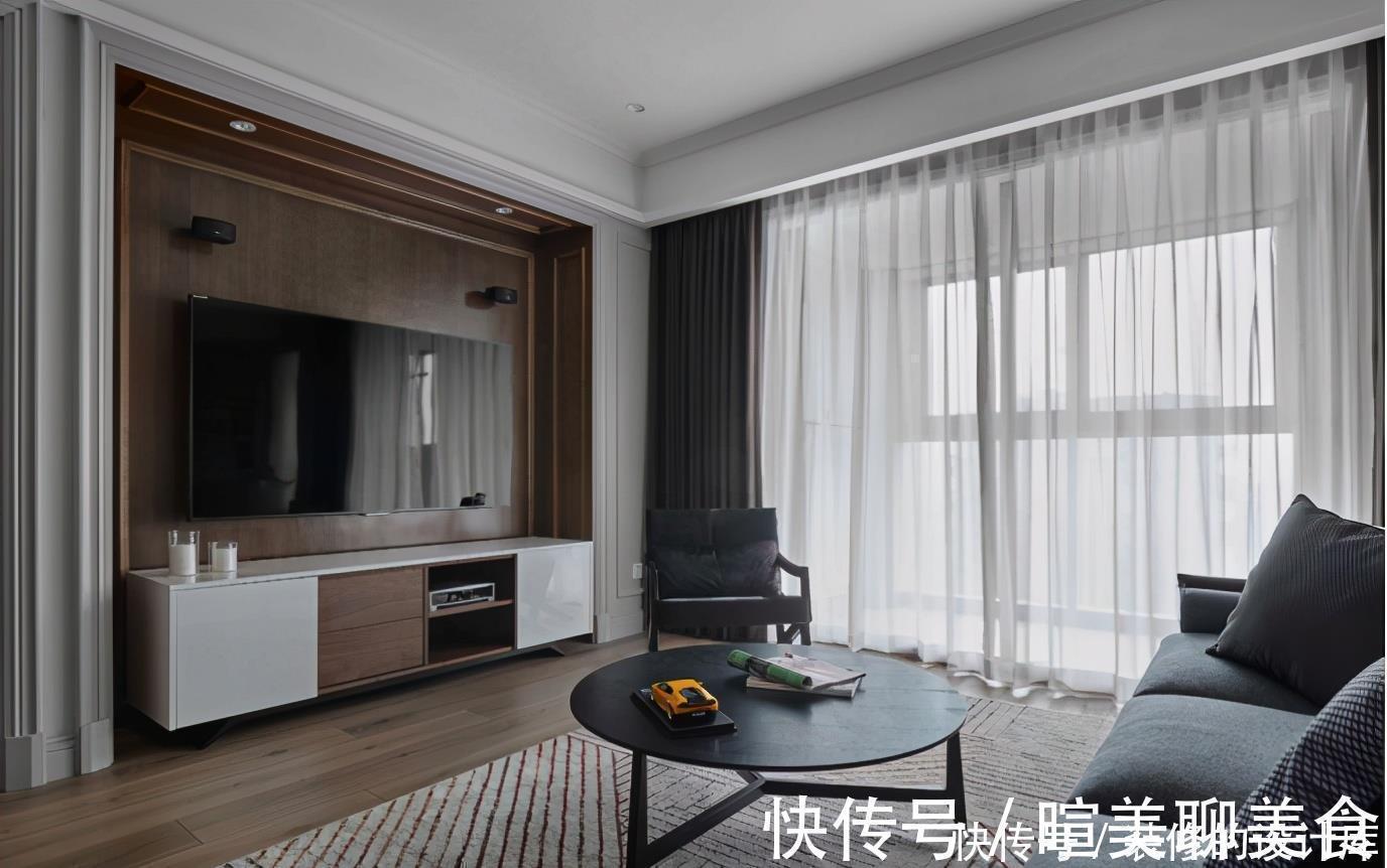 镜面|104平现代风两居室,美式元素护墙板,构建高雅生活空间