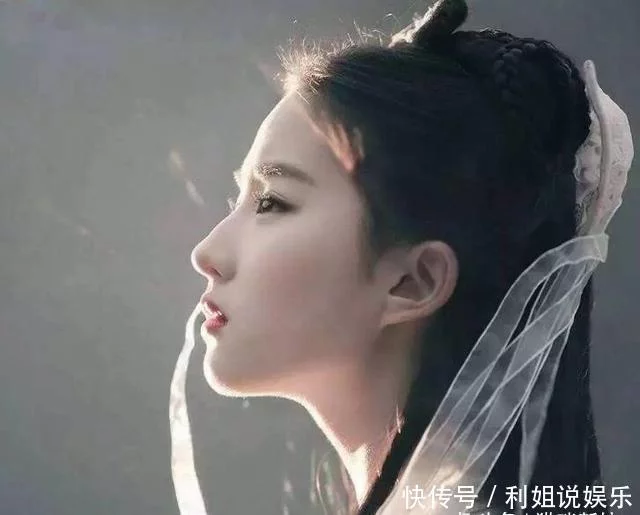 刘亦菲湖畔写真