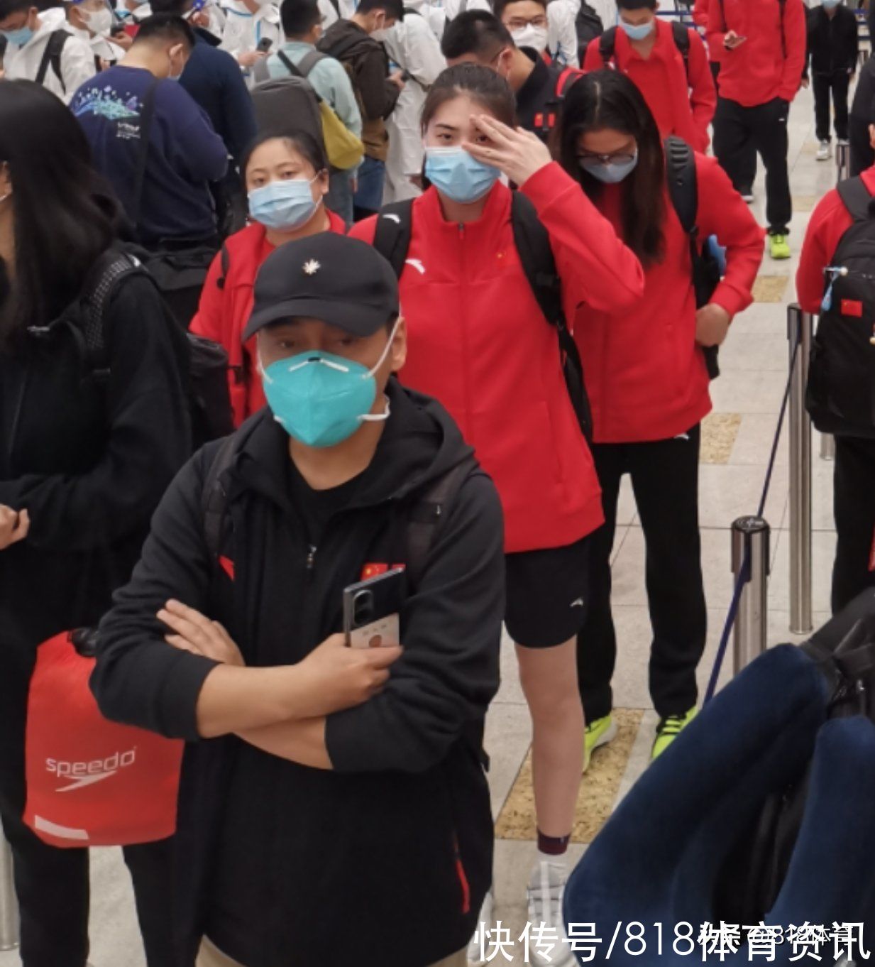 短池|小鳥依人!全紅嬋隨游泳隊抵達阿聯(lián)酋,排隊入境像小可愛闖入巨人國