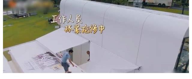 艺人|太危险!《中餐厅》多位艺人摔倒,棚顶突然坍塌,安全问题引争议