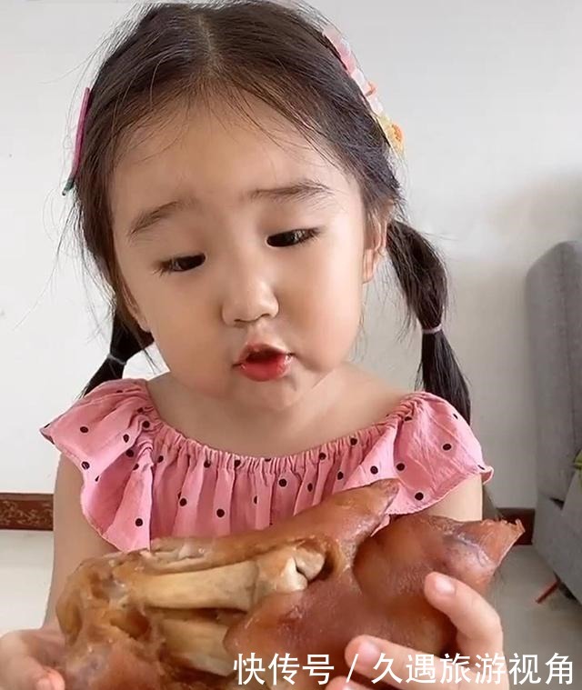 胖妞|小胖妞想吃猪蹄又怕长肉,“自我开导”后大吃特吃,妈妈当场无语