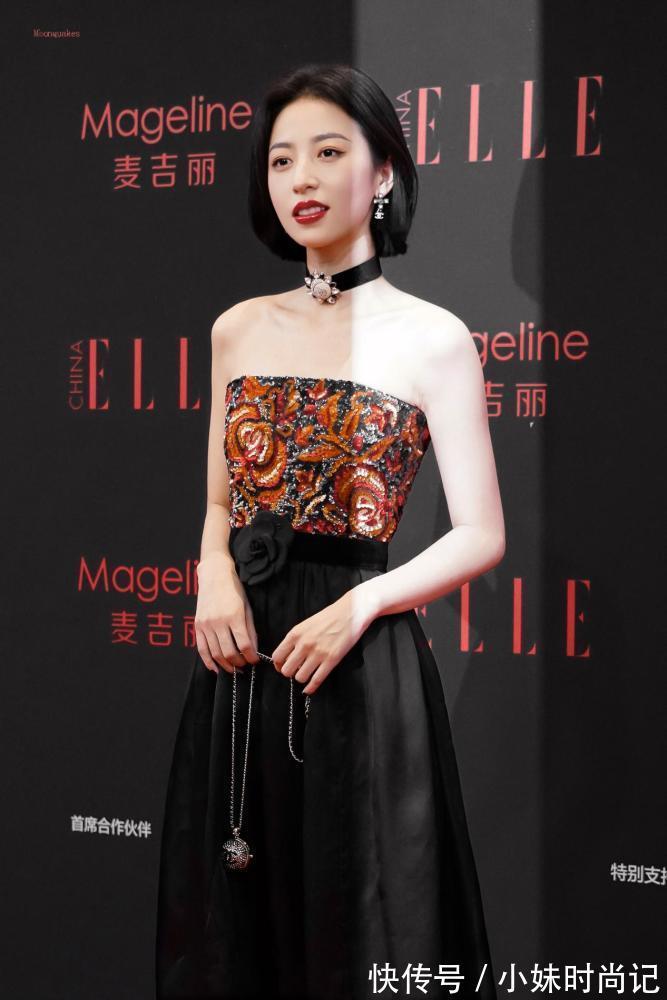 看点@周雨彤身着高奢卖萌招人爱,大气长相凸显穿搭魅力,刺绣元素养眼