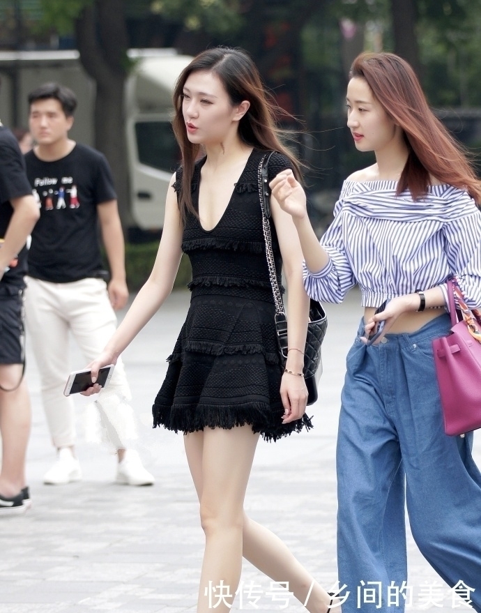 抹茶绿|街拍肤白貌美大长腿的小姐姐，紧身穿搭好性感，撩人心动！