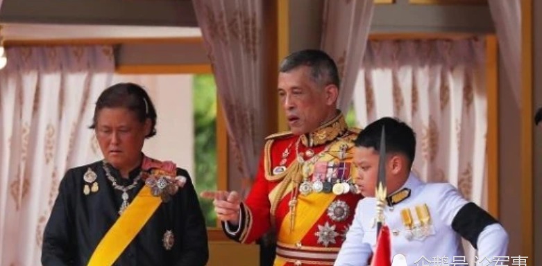 从小|从小被玛哈另眼相待,提帮功让侍卫系鞋带不什么,大典当中打哈欠没规矩