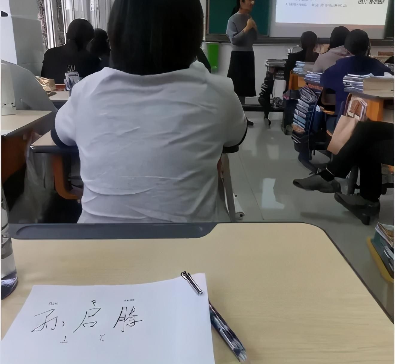 座位|妈妈去开家长会，座位上一张字条让她瞬间泪崩