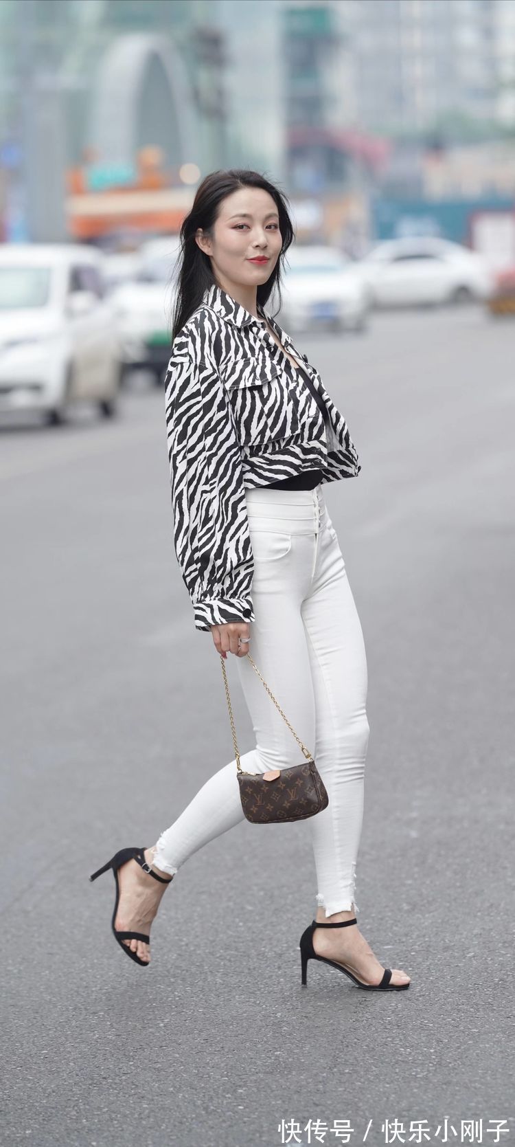 百褶裙 白牛仔裤穿在身上,总是会给人一种简约大方的感觉