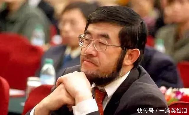 马云|大胡子这样“揽着”马云和马化腾,你知道他是谁吗