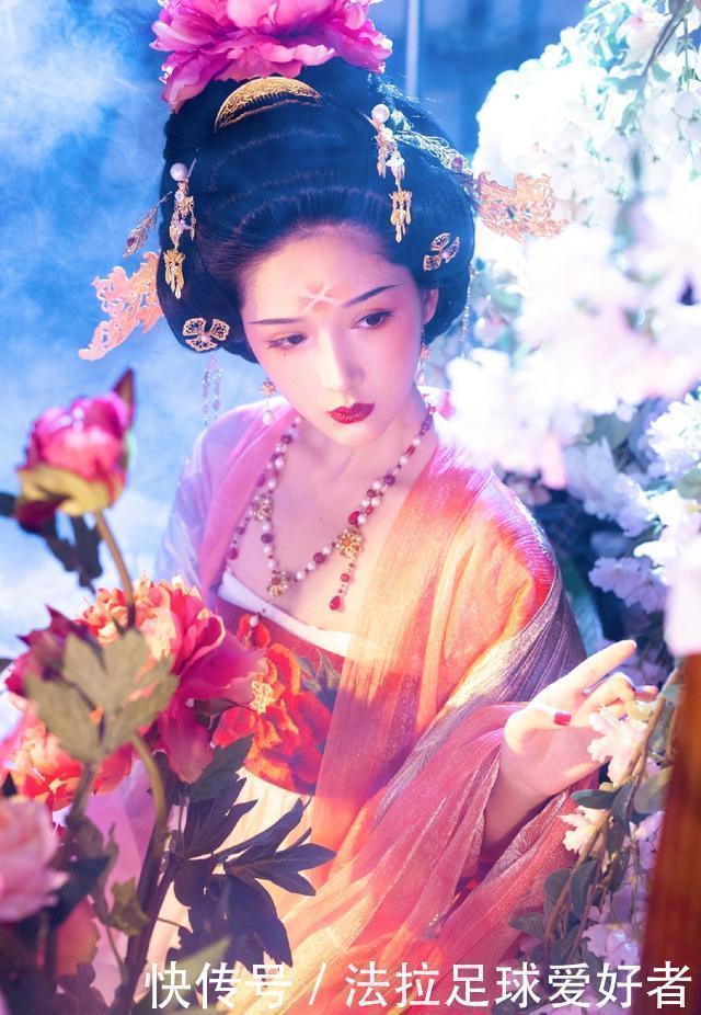 汉服!本以为明制汉服够美了,直到看见“贵妃风”,才知道何为雍容华贵