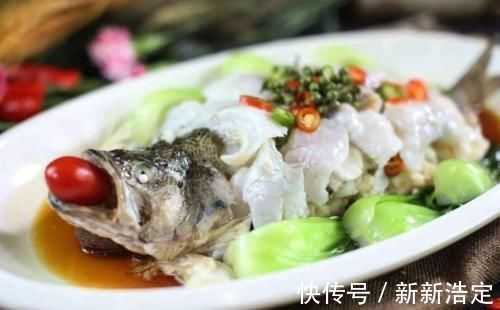鱼片|厨师长用“这一招”做鲜椒鲈鱼,鱼肉鲜香,营养丰富,鲜嫩不腥