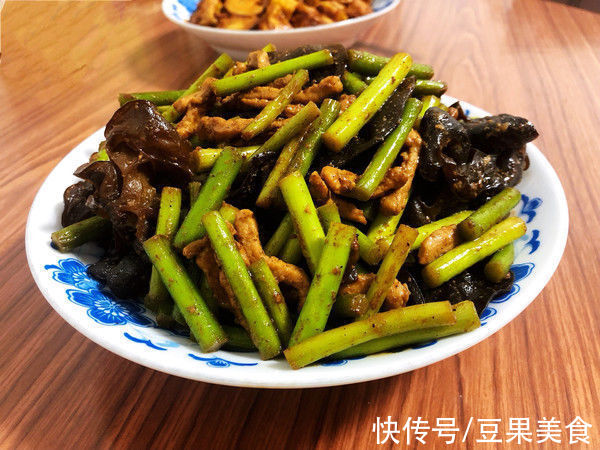 十三香|料足口感好，你一定喜欢的美味下饭「蒜薹木耳炒肉丝」