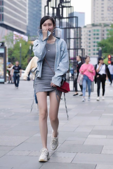 简单|为了追求“简单美”, 时尚女生这样搭配连衣裙, 利落又好看