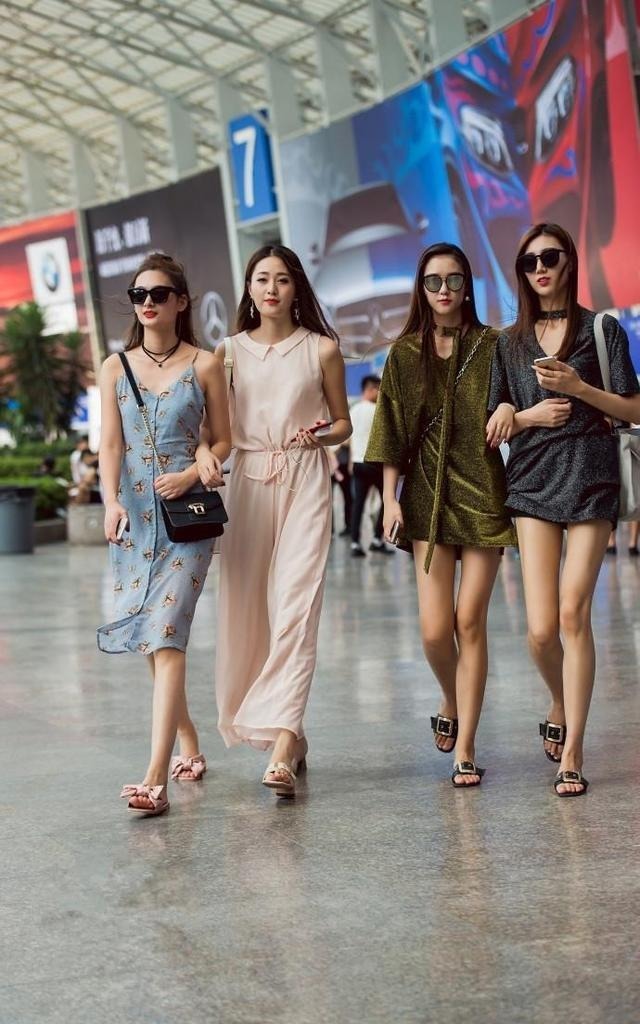 街拍:美女白色露肩紧身裙,身材曼妙长发披肩,窈窕多姿