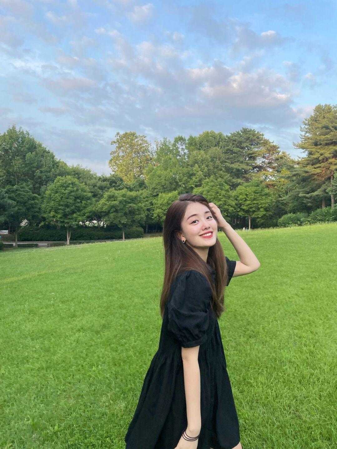 流行色|奔三奔四中年女性的穿搭技巧,减龄又时髦,分享几款穿搭方法