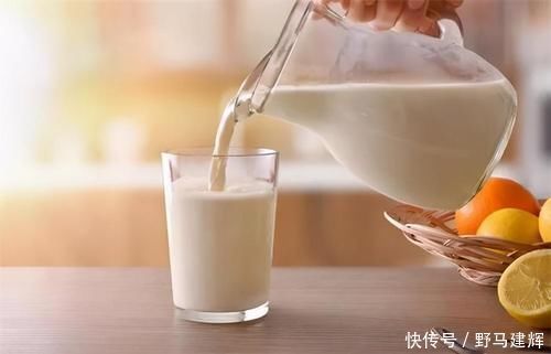 家长|天天喝牛奶就能长高吗?家长别被误导了,有些真相很“残酷”