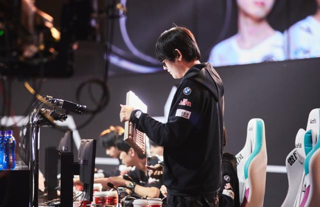 晋升韩服千分王者,FPX名宿发声致谢IG队长