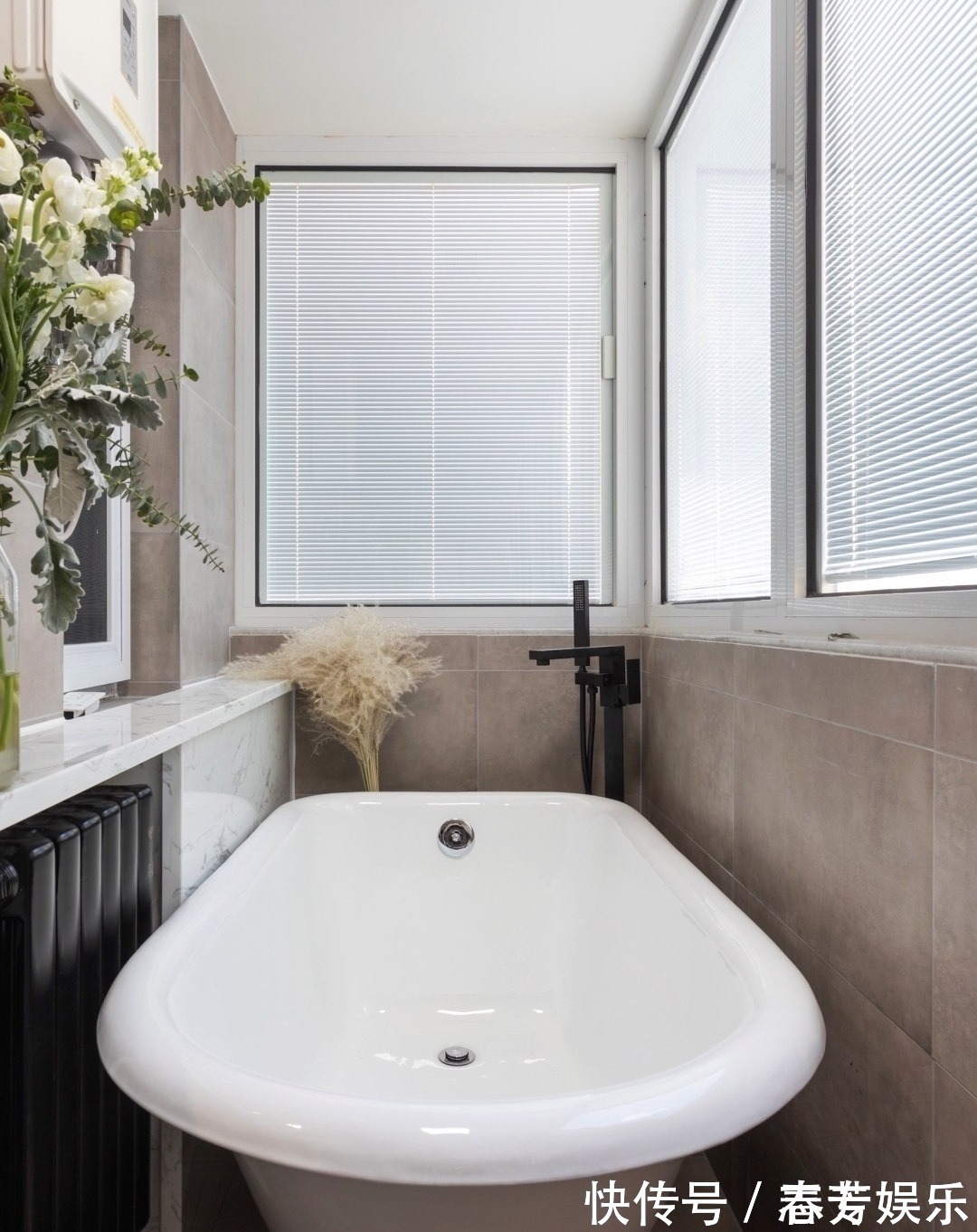 阳台上|独居女孩的精致生活:阳台装浴缸、卧室衣帽间,36平小家样样不少