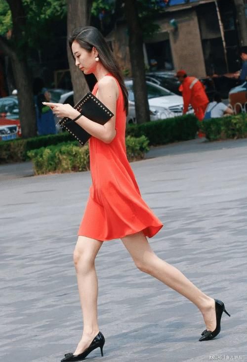 蕾丝|街拍：女生搭配高跟鞋，轻松秀出高挑魅力的身材