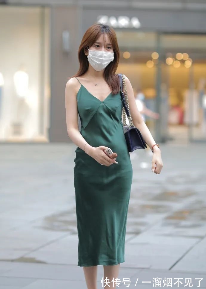墨绿裙 时尚穿搭穿墨绿裙的时尚女生,美的让人过目不忘!