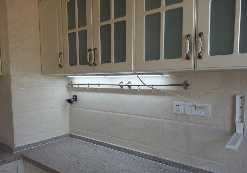 炒菜|燃气灶上方装插座,师傅是无知还是故意?来不及拆,只能这么改了