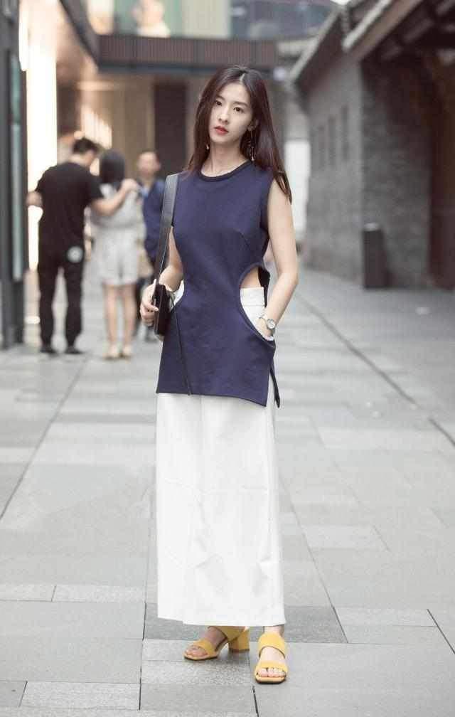 街拍:时髦大方的时尚美女,蓝色牛仔装的搭配潇洒又气派