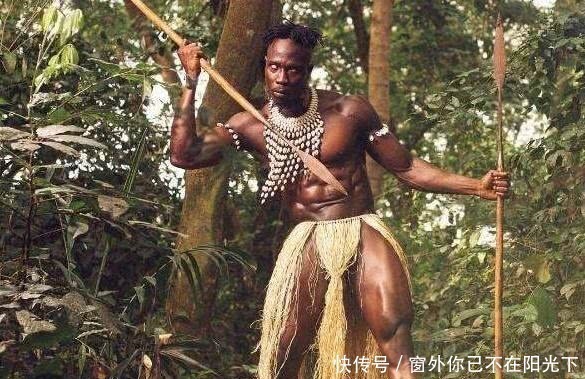 腹肌|非洲部落全是型男8块腹肌手撕牛肉,女子生孩子像母鸡下蛋