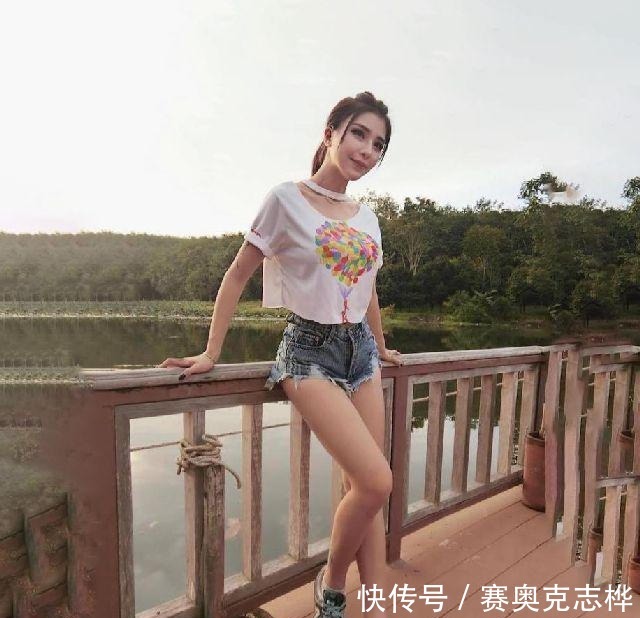 风情|穿牛仔裤提升时尚魅力,个性穿搭让人眼前一亮,展现时尚风情!