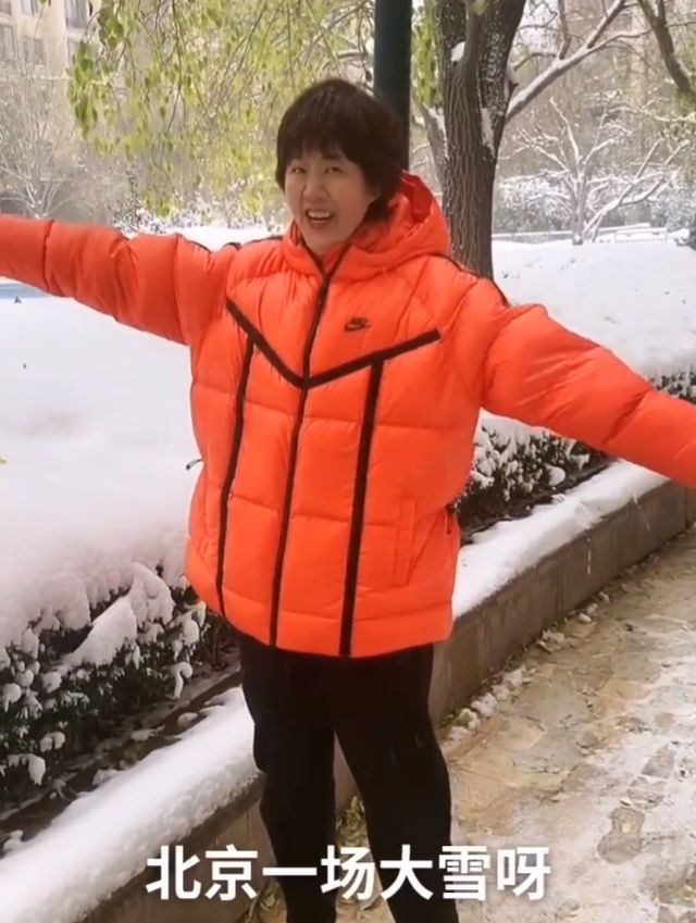 中国女排|享受生活！北京初雪后第一天，郎平出门打雪仗，扔雪球少女感十足