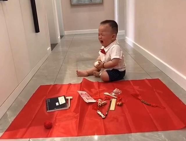 宝宝|宝宝抓周“出师不利”,刚登场就栽倒,哭着抓取的物品笑翻妈妈