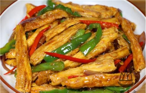 腐竹淋入1个鸡蛋，没想到这么好吃，无需油炸，美味又下饭！