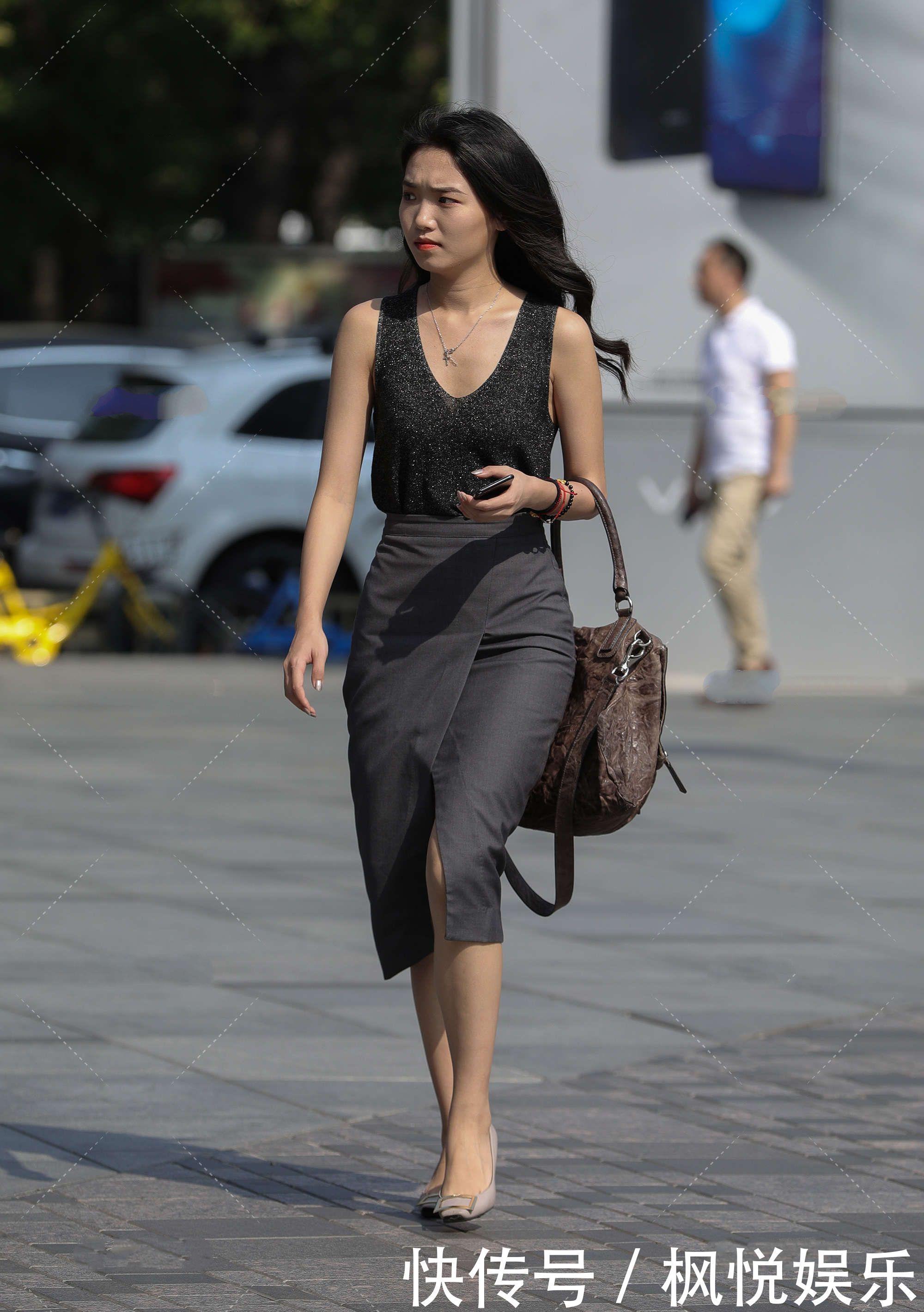 无袖背心和裙子的碰撞,成熟又显气质,配上高跟鞋就很好看